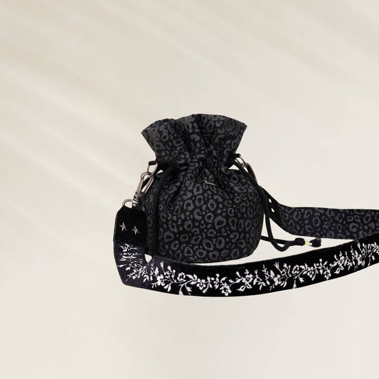 Bolsa Pequena com Cordão e Alça Ajustável da Maaji em estampa de leopardo