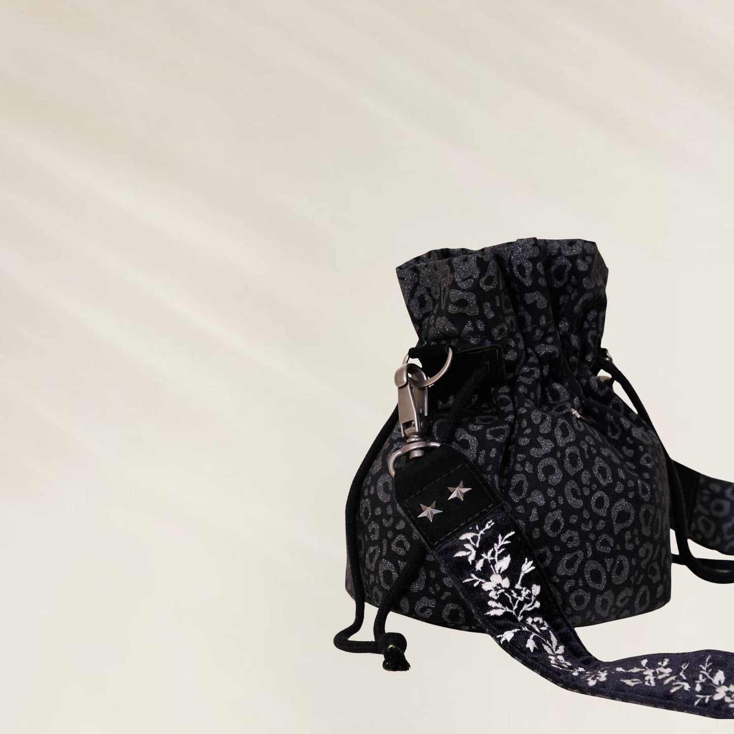 Bolsa Pequena com Cordão e Alça Ajustável da Maaji em estampa de oncinha