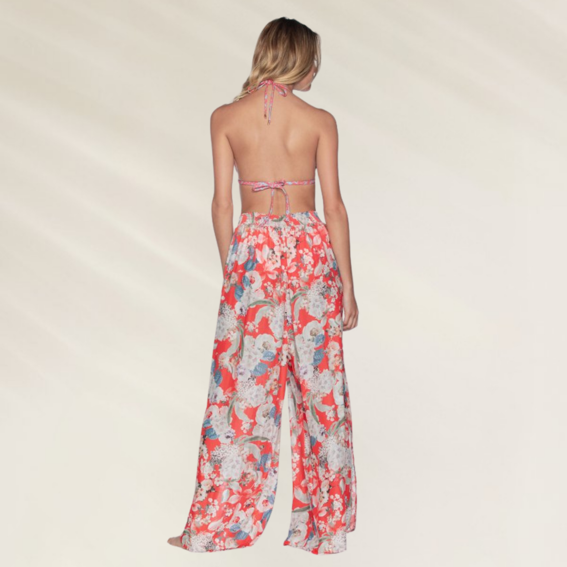 Mulher usando Calça Comprida Estampada Maaji com Aberturas Laterais em um fundo claro