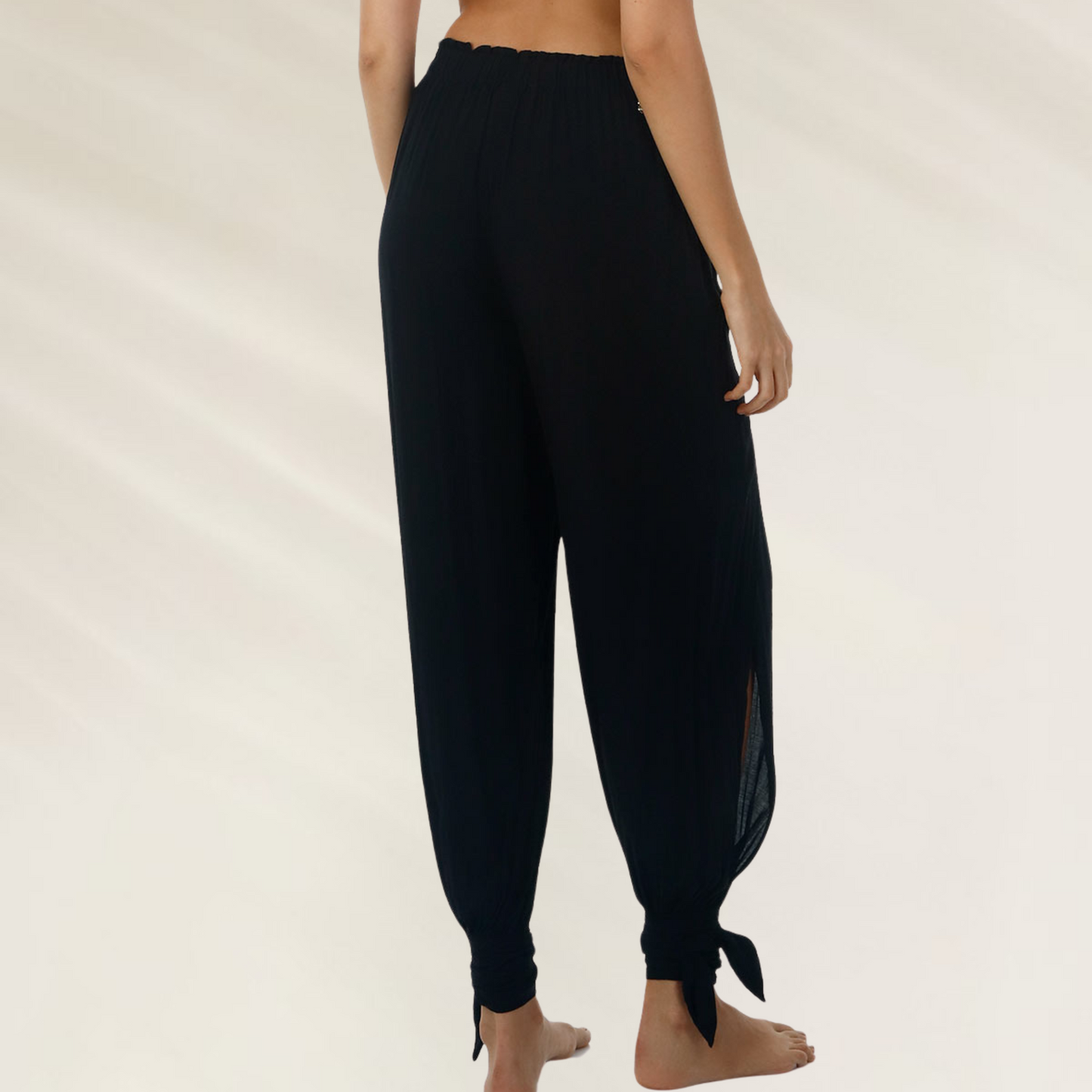Calça Comprida Preta Malai – Elegância Casual para os teus Dias de Verão com ajuste confortável e detalhe em laço no tornozelo