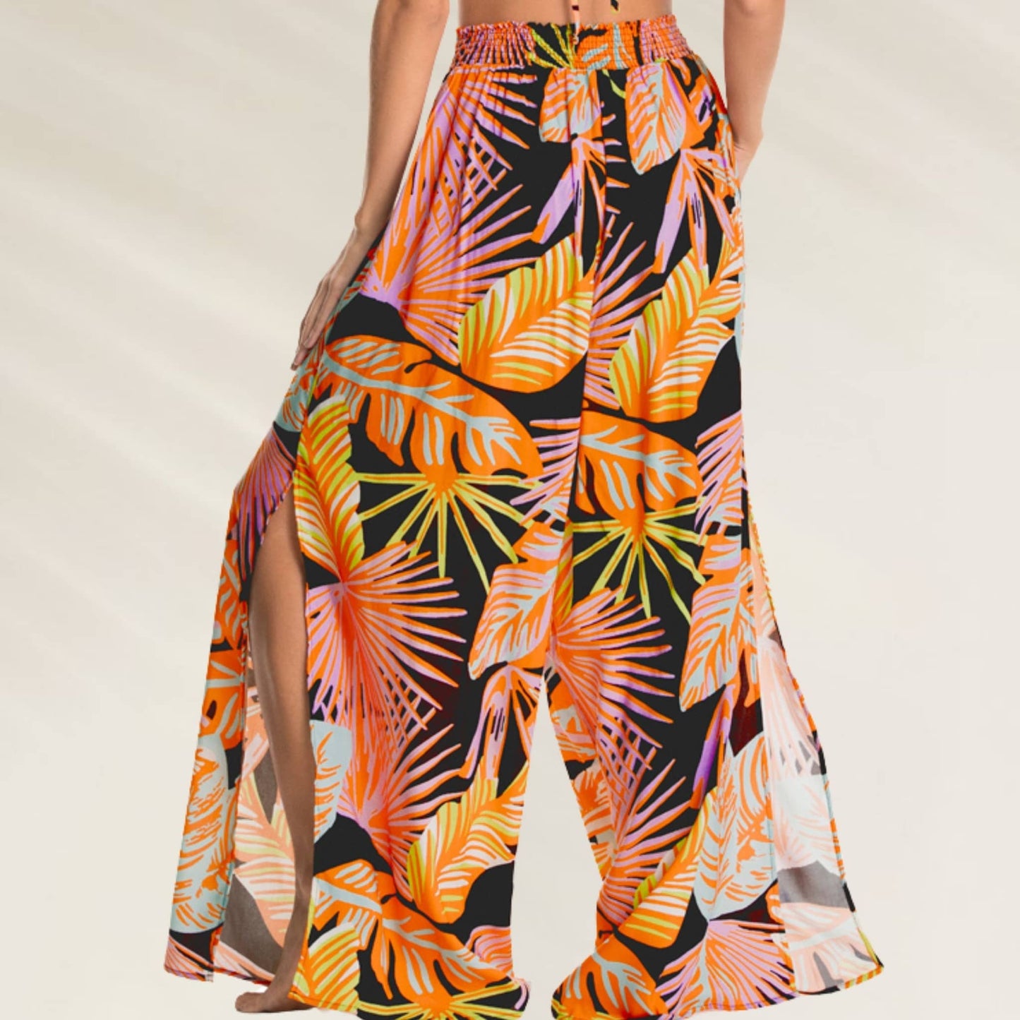 Calça Comprida Tropical com Aberturas da marca Maaji em estampa colorida de folhas vibrantes