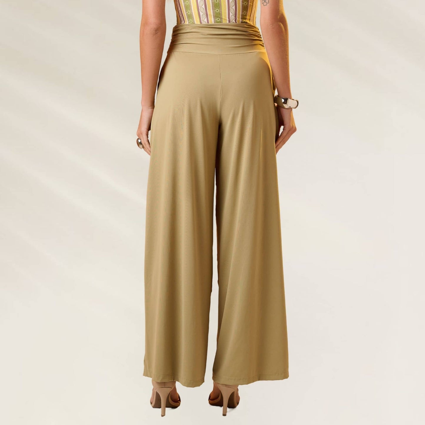 Vista posterior da Calça Pantalona Elegante Vega Tatu em tom neutro, ideal para looks sofisticados