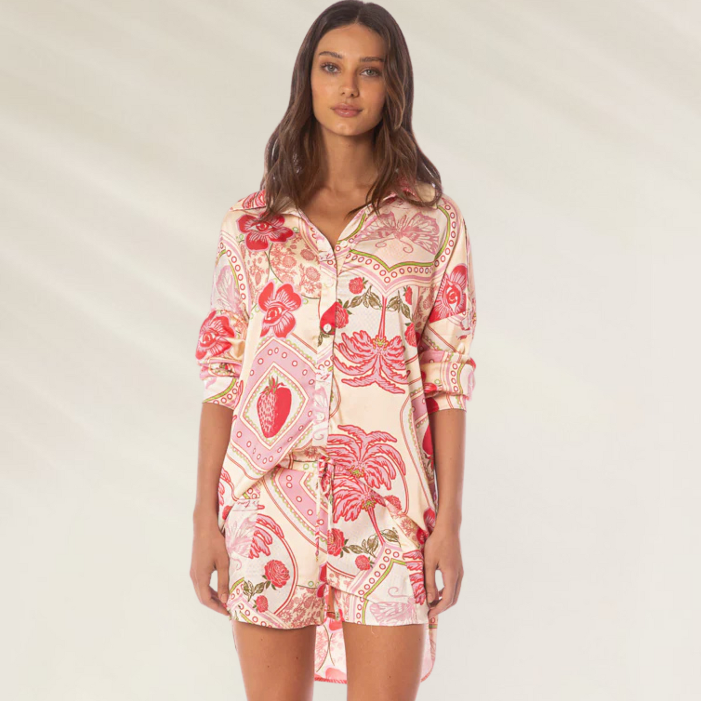 Mulher usando calção Blissful Estampado Maaji com estampa floral em tons de rosa e vermelho