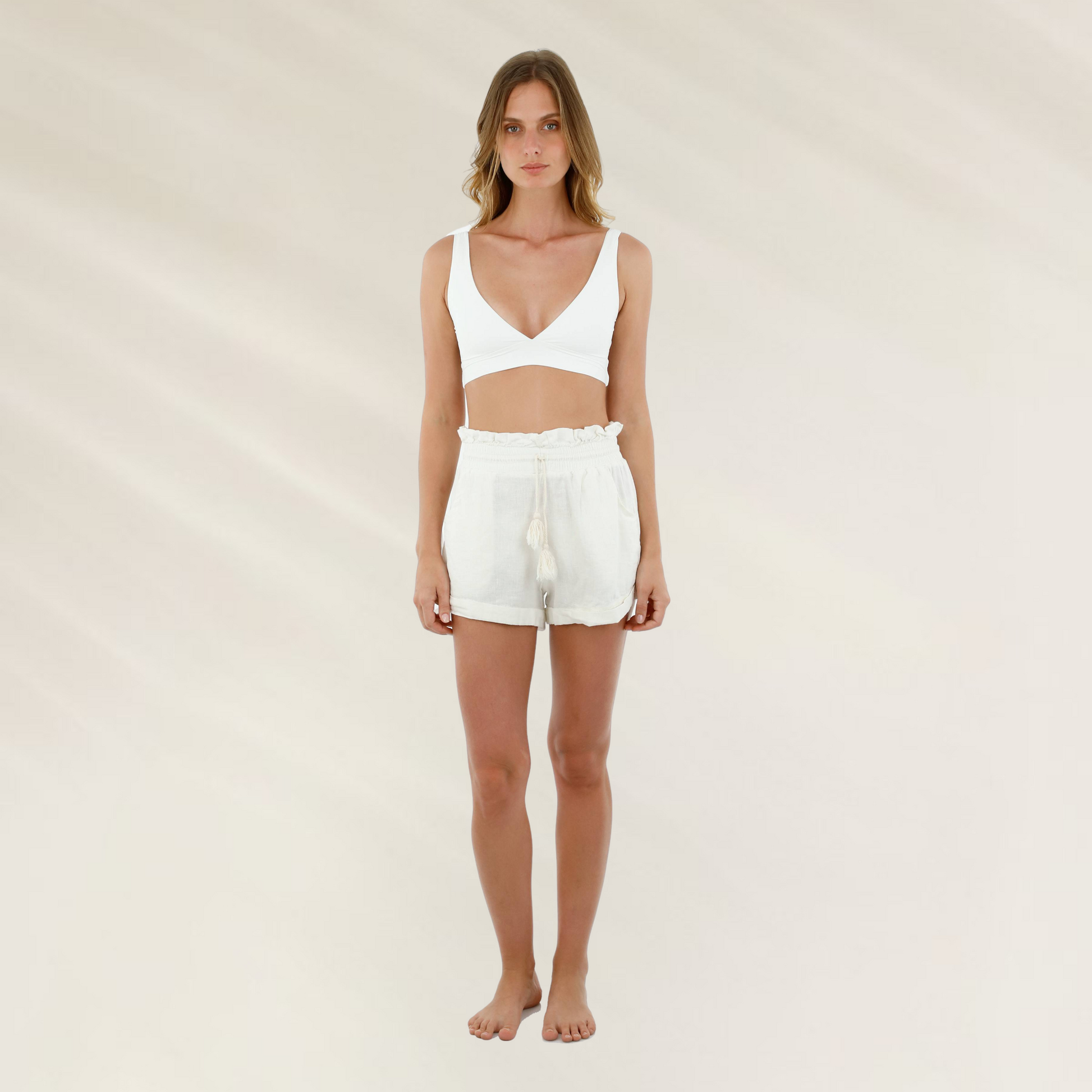 Calção Branco Feminino em Viscose Malai com cós franzido e detalhe de cordão frontal
