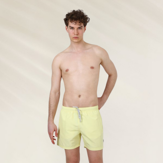 Calção de Banho Homem John Frank – Conforto Premium Cor Amarelo Claro em modelo masculino com estilo descontraído