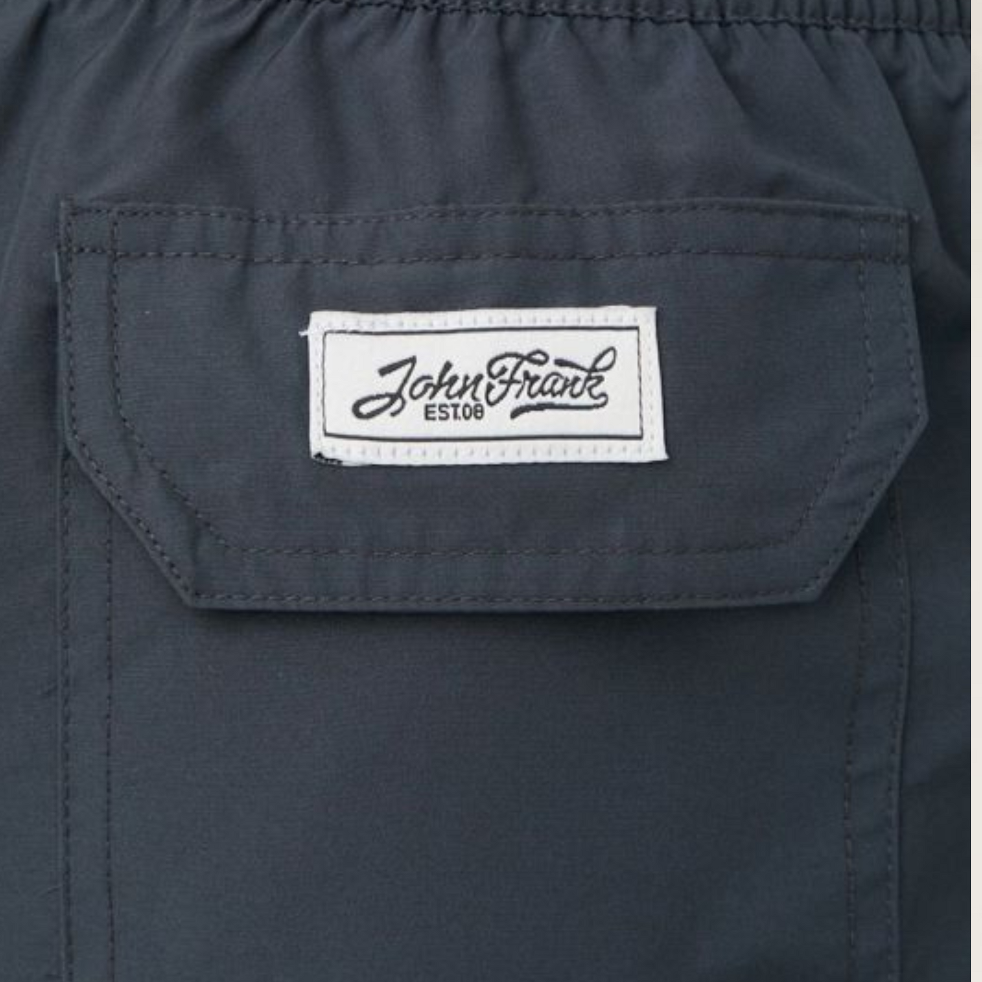 Detalhe do bolso traseiro do Calção de Banho Homem John Frank – Conforto Premium Cor Antracite