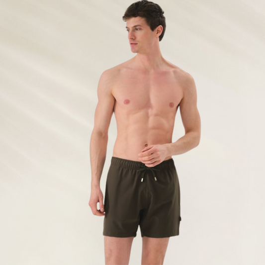 Calção de Banho Homem John Frank – Conforto Premium Cor Caqui em modelo masculino, ideal para praia e piscina.