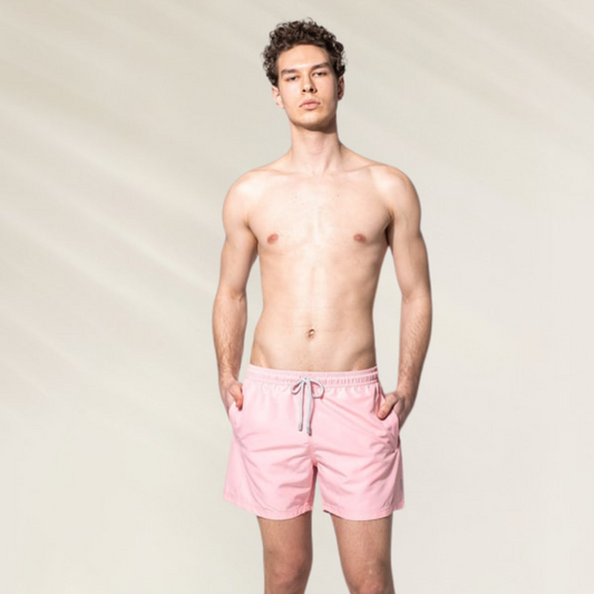 Calção de Banho Homem John Frank – Conforto Premium Cor Rosa Claro em modelo masculino, ideal para praia.