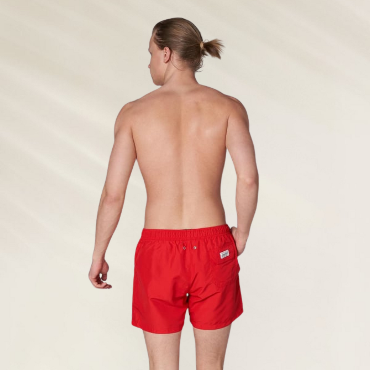 Calção de Banho Homem John Frank – Conforto Premium Cor Vermelho visto de costas em um ambiente praia