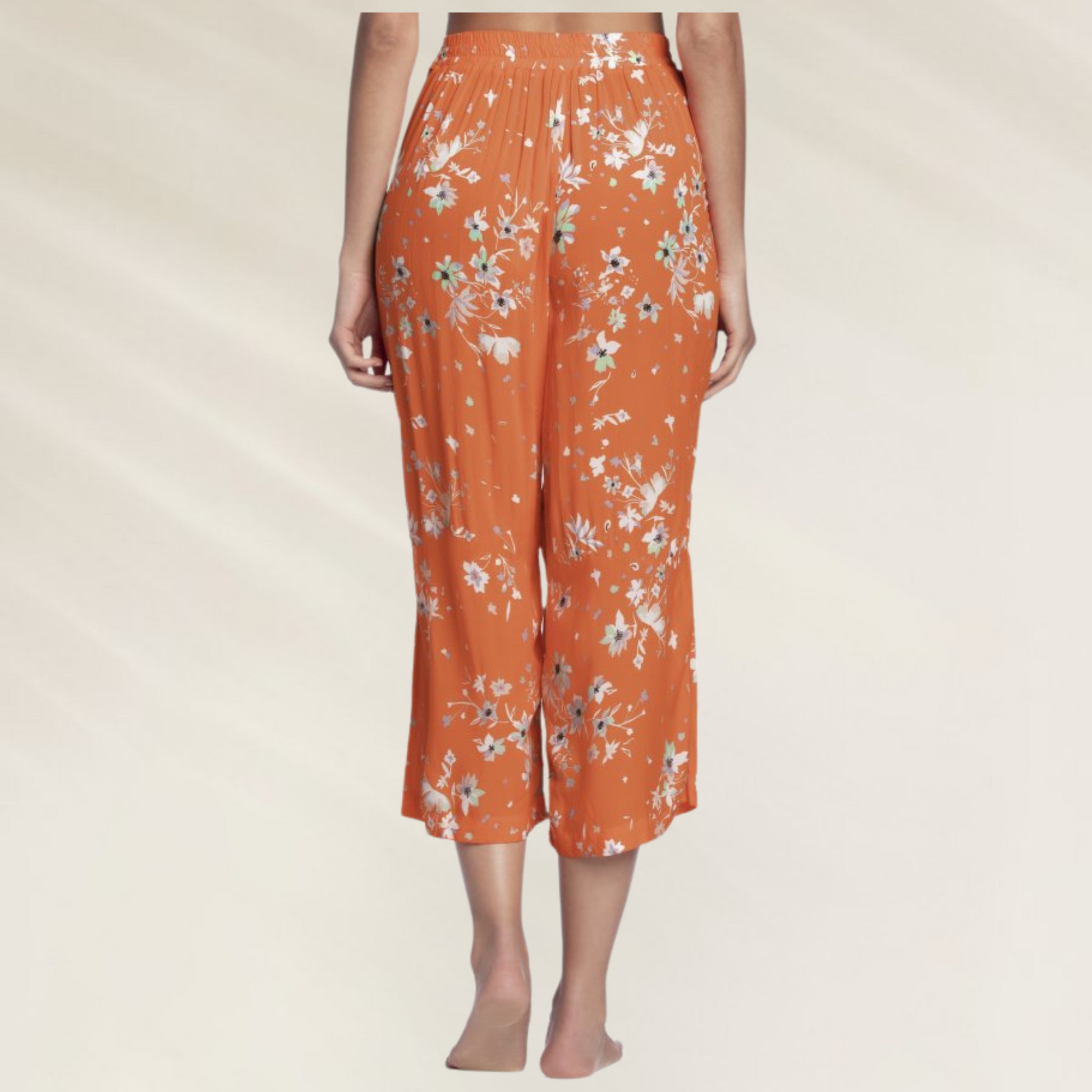 Calças Laranja Floral Maaji – Cintura Alta com Bolsos Laterais vistas de costas em fundo claro