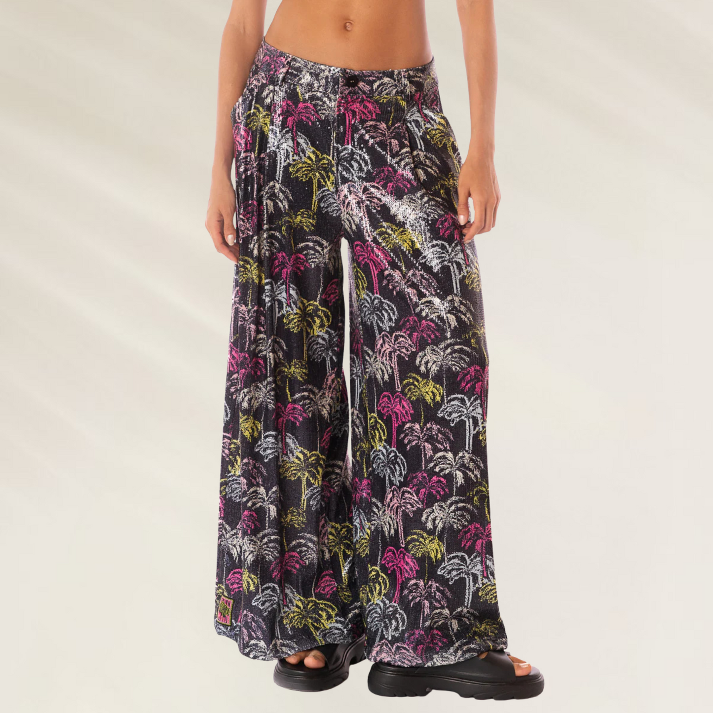 Calças Largas Stella Maaji na estampa floral com fundo preto vistas por trás em modelo feminino