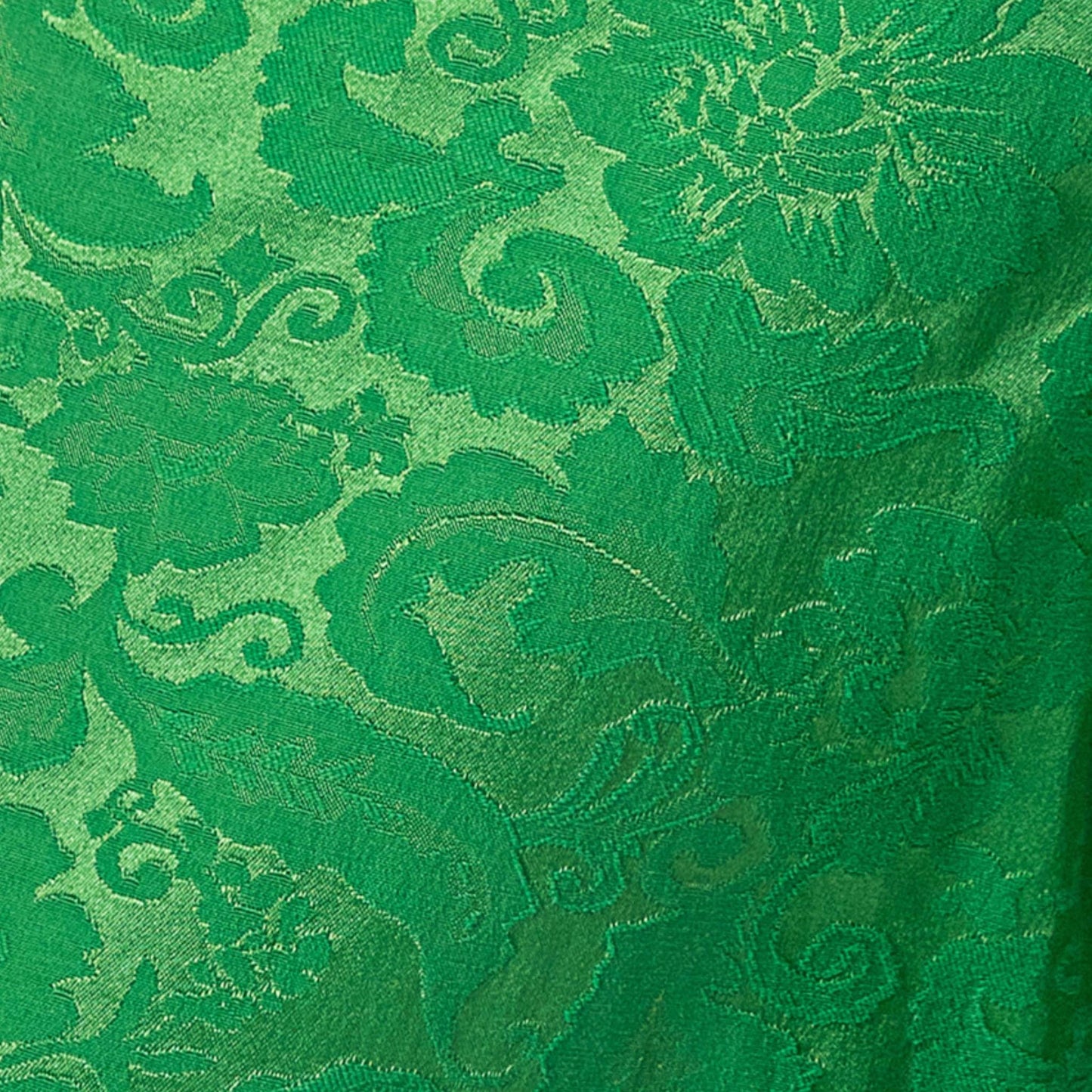 Detalhe das Calças Largas Texturizadas verdes da Maaji, com padrão floral elegante