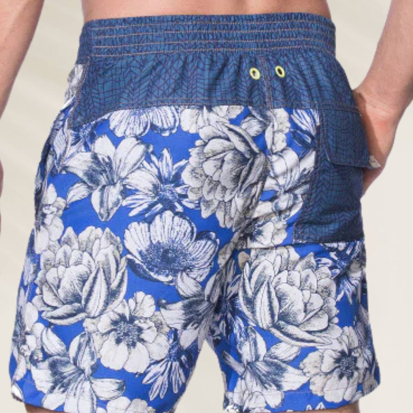 Calções de Banho Homem Blue Flowers da Maaji com estampa floral vibrante e design confortável