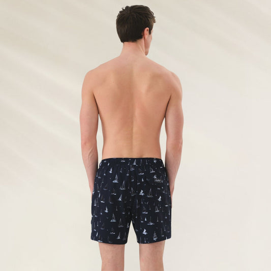 Calções de Banho Homem Sail da John Frank com estampa de barcos em fundo escuro, vista traseira