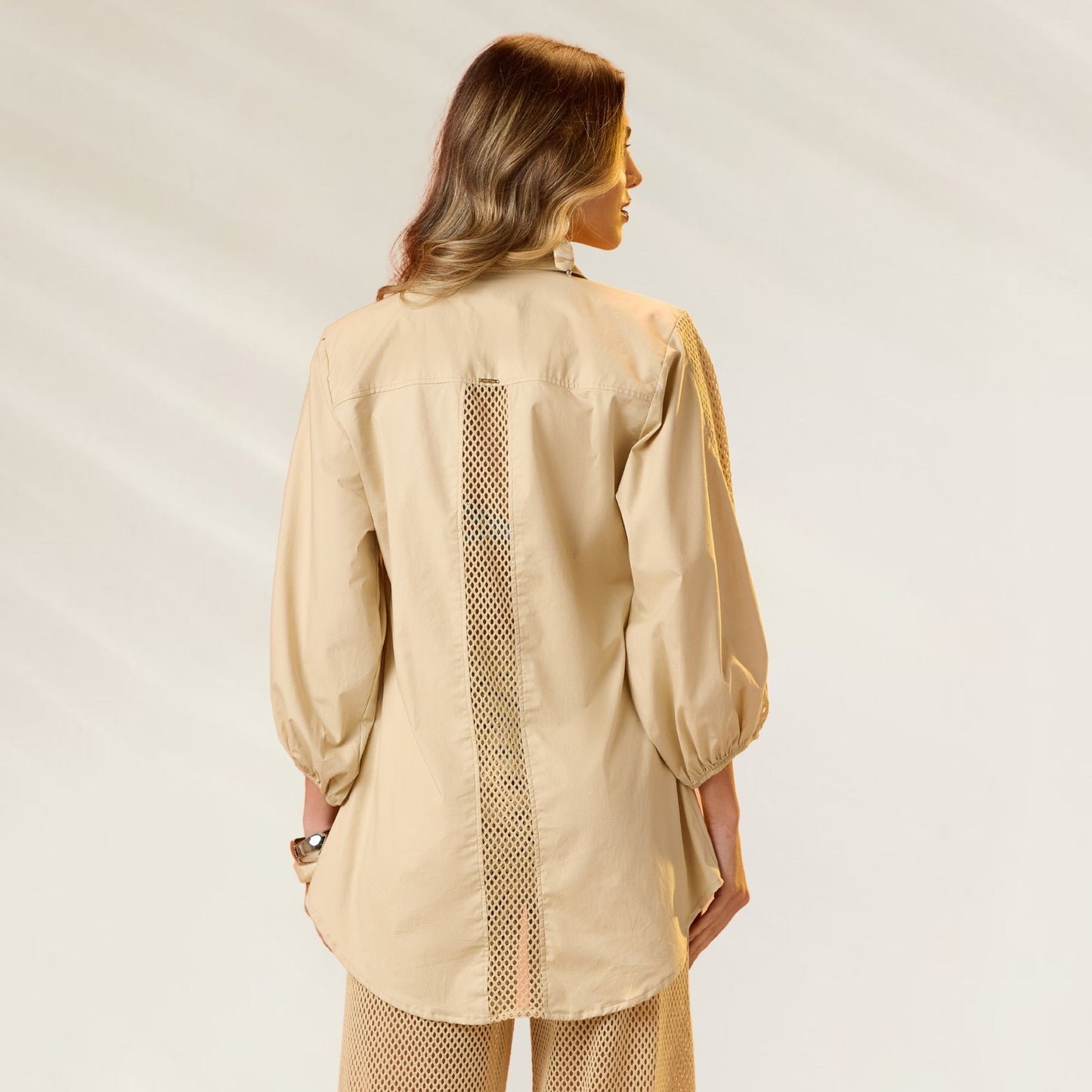 Camisa Debrisa Bege com Detalhe em Malha nas Costas e Mangas Bufantes para Um Look Sofisticado