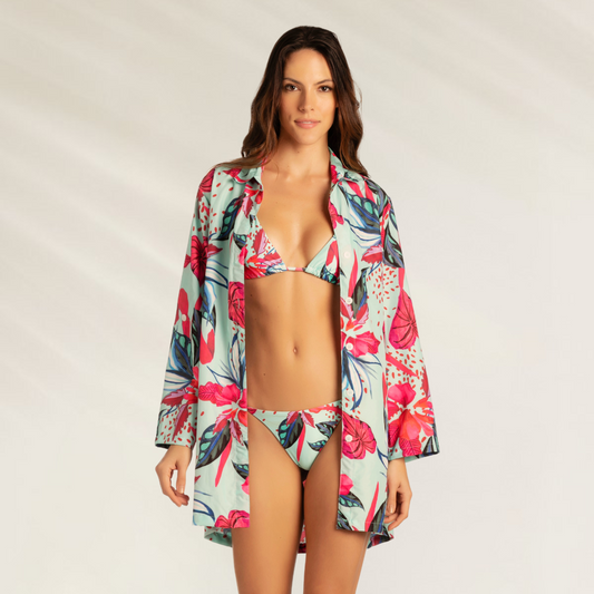 Mulher usando um camiseiro estampado elegante e versátil com estampas tropicais vibrantes
