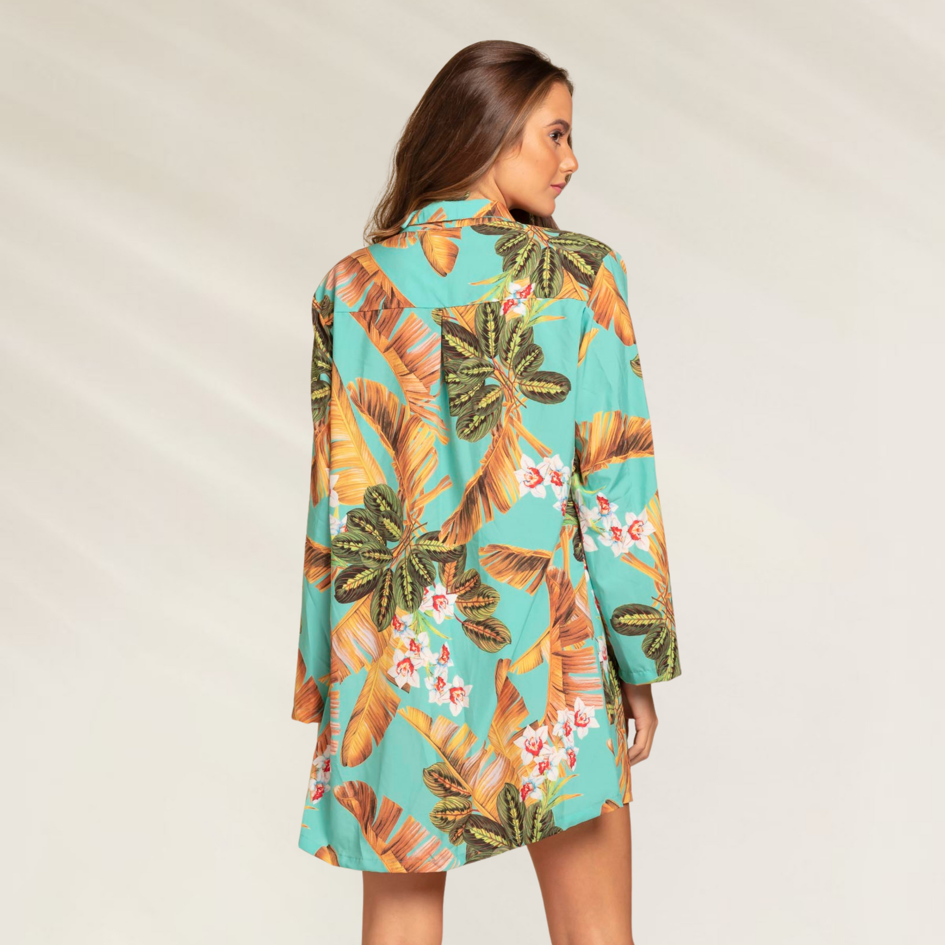 Camiseiro estampado Rivanna com manga comprida e uma elegancia tropical em fundo azul.