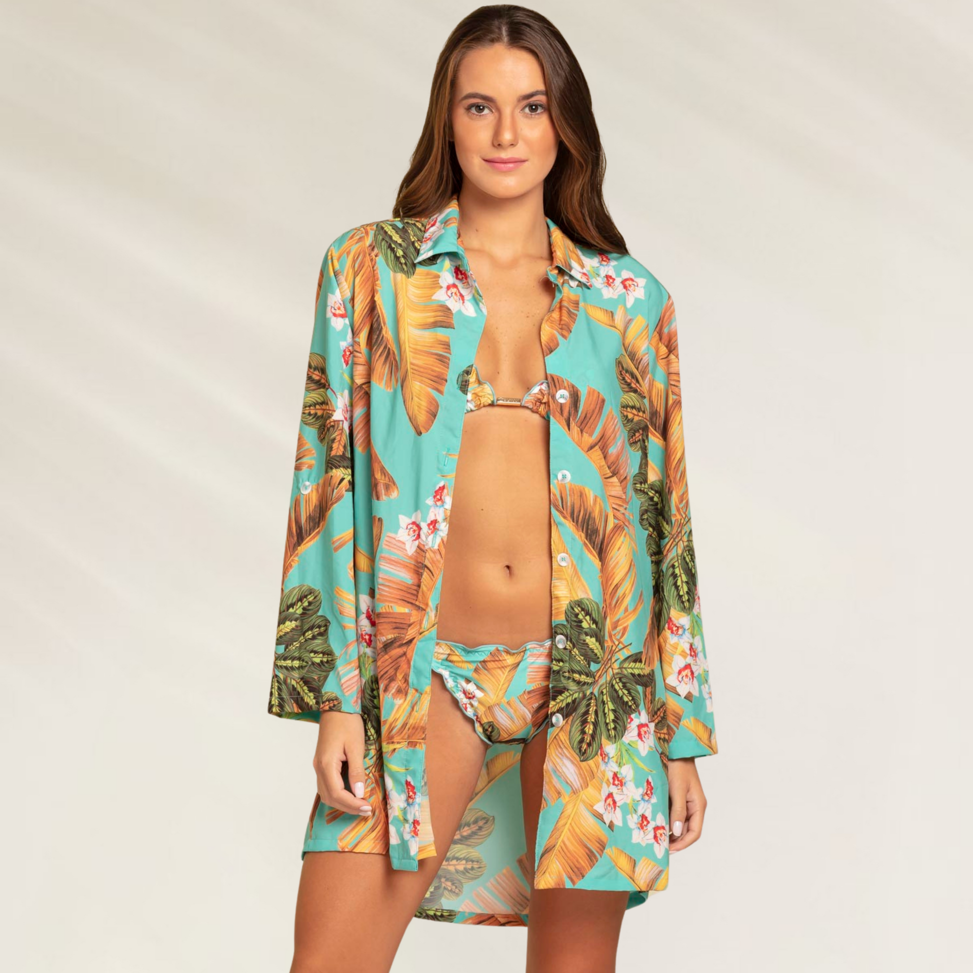 Camiseiro estampado Rivanna com manga comprida e uma elegancia tropical, perfeito para o verão