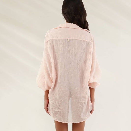 Camiseiro leve com design intemporal em rosa claro, ideal para looks casuais e elegantes.