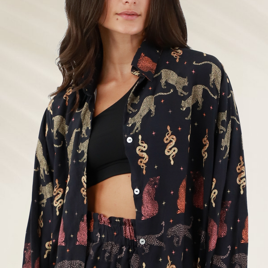 Camiseiro tropical Malai com manga comprida em fundo escuro com estampas de leopardo e cobras