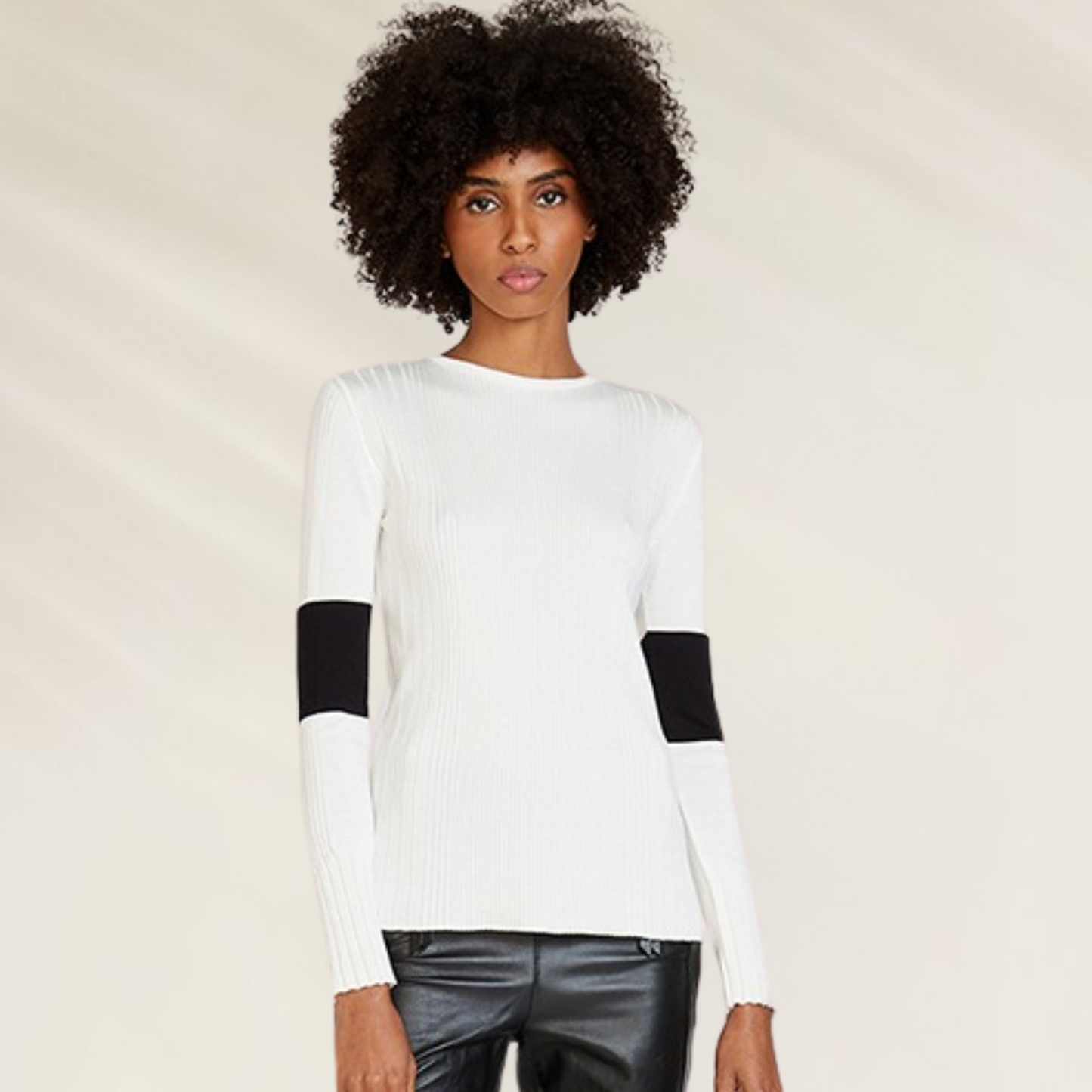 Camisola Animale com detalhe de laço nas costas – Elegância com um toque moderno em estampa floral vermelha e branca.