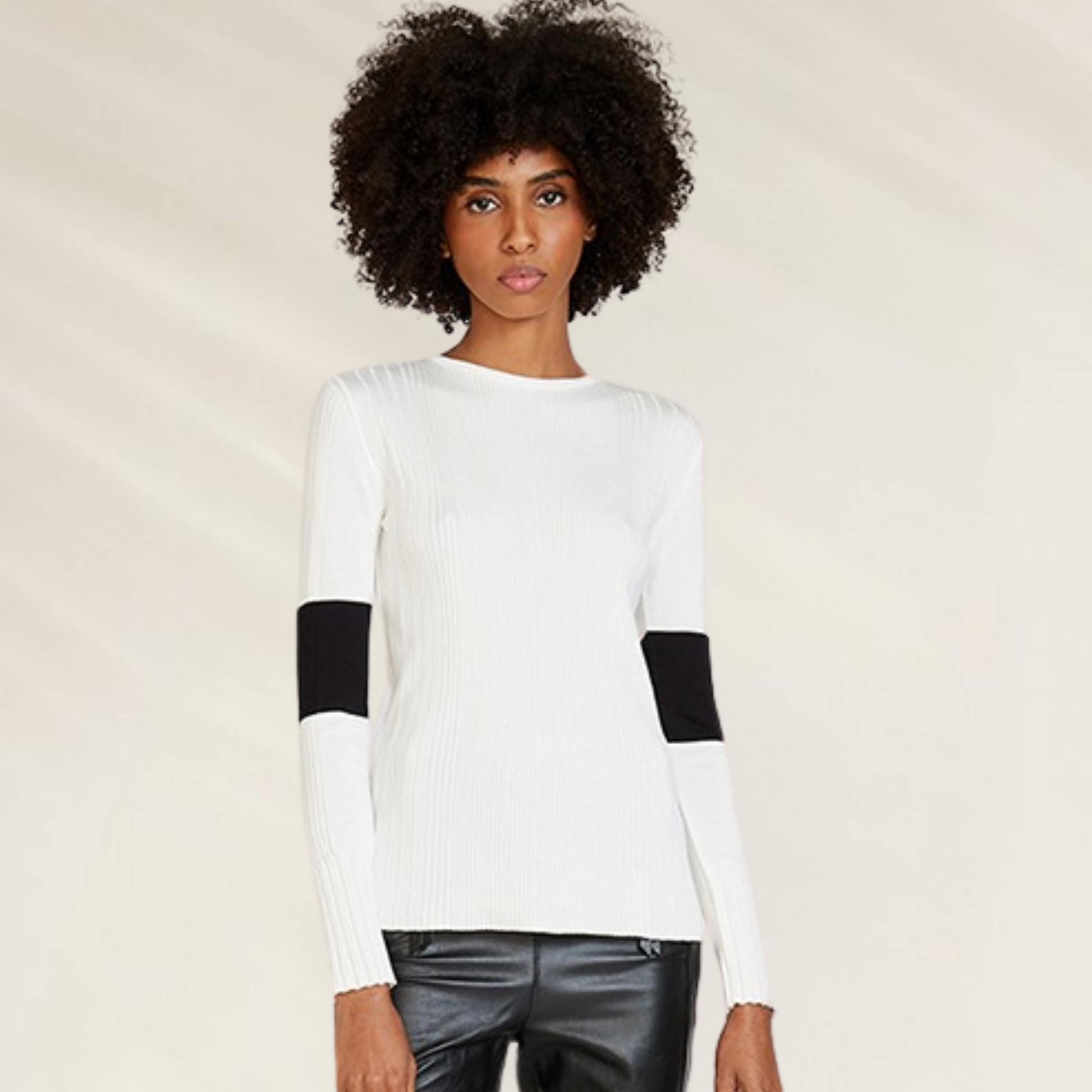 Camisola Animale com detalhe de laço nas costas – Elegância com um toque moderno em estampa floral vermelha e branca.