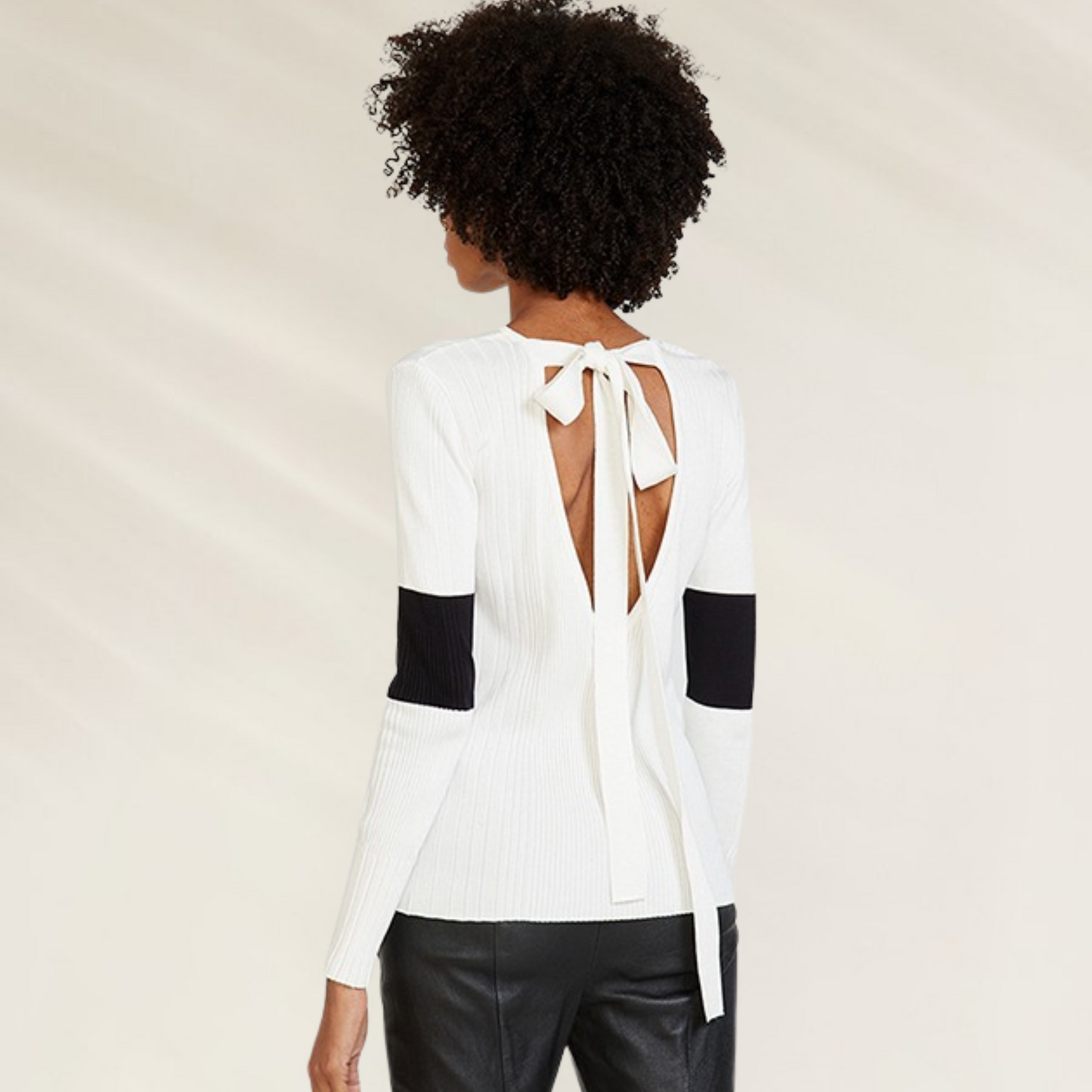 Camisola Animale com detalhe de laço nas costas – Elegância com um toque moderno em blusa branca manga longa