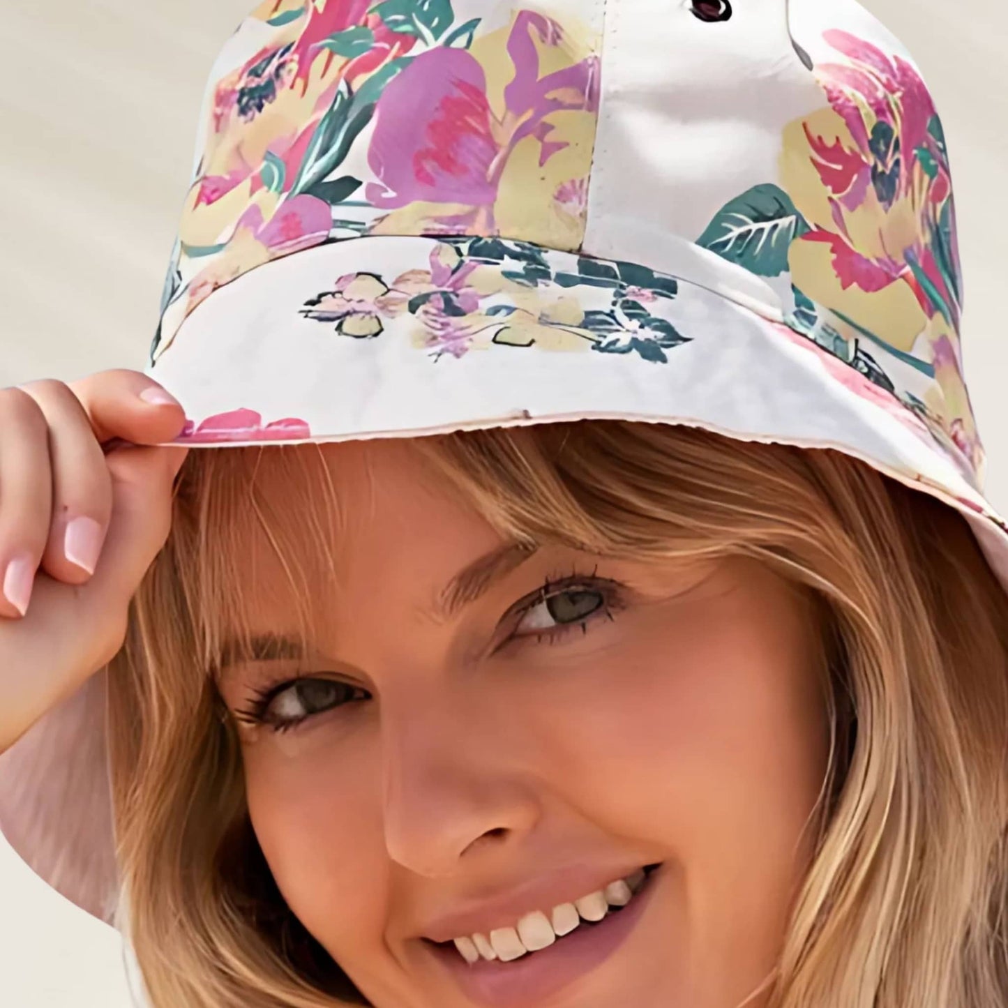 Chapéu de sol Maaji com estampa floral colorida, ideal para dias ensolarados