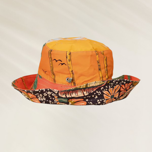 Chapéu reversível e Ecológico da Maaji em laranja e estampas florais, ideal para proteção solar.