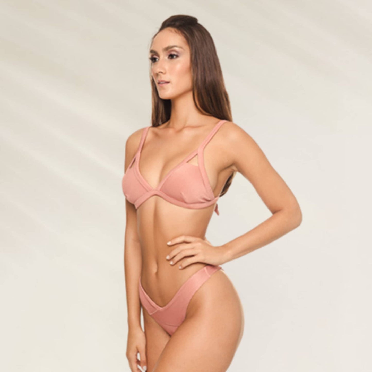Conjunto de Biquíni Texturado em tom rosa com detalhe de alças e design elegante