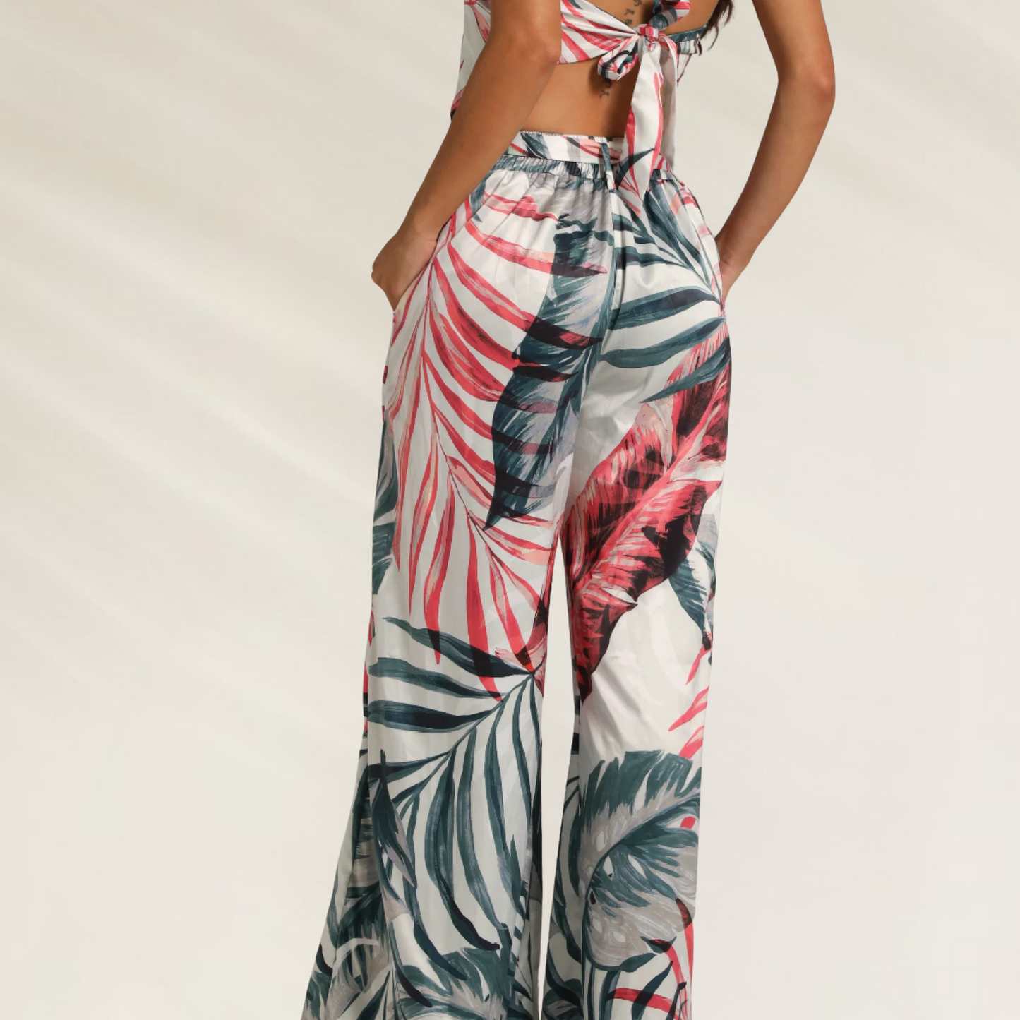 Calça Longa Refined Resort Cosita Linda com estampa tropical e modelagem ampla feminina