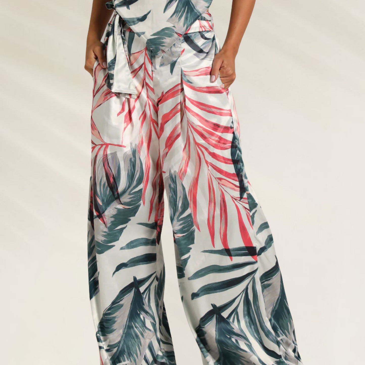 Calça Longa Refined Resort Cosita Linda feminina com estampa de folhas verdes e vermelhas em tecido leve