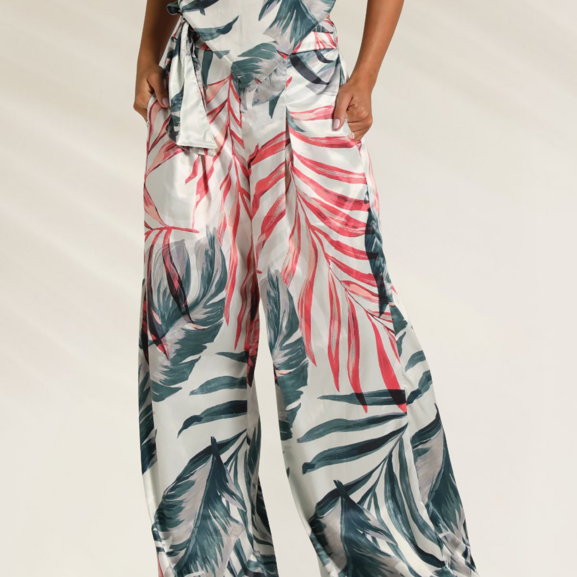 Calça Longa Refined Resort Cosita Linda feminina com estampa de folhas verdes e vermelhas em tecido leve