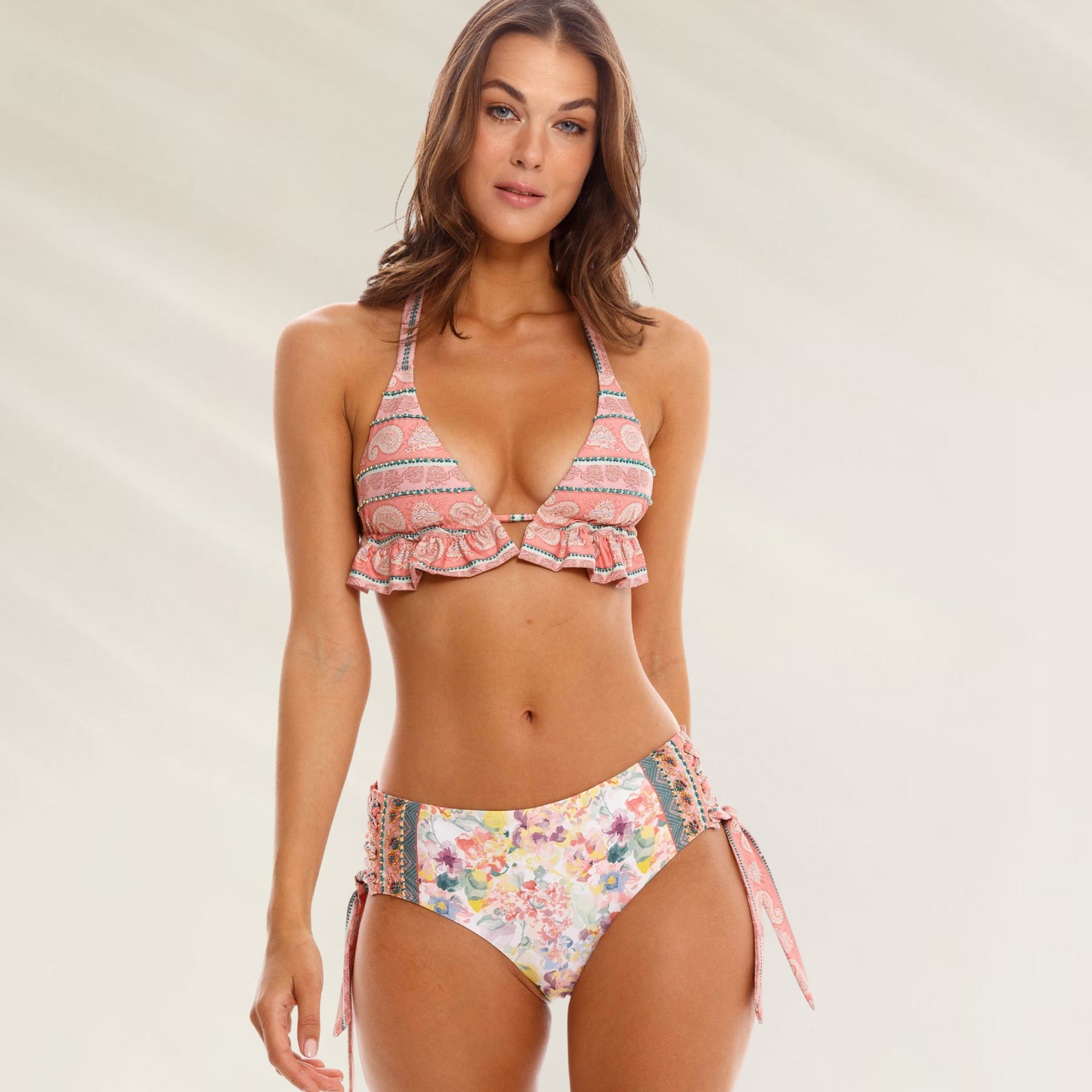 Cueca Alta Bordada com Ajustes Laterais Cosita Linda em estampa floral e detalhes rosados