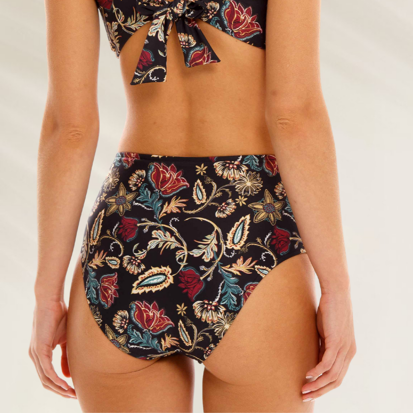 Cueca Alta Estampada com Detalhes em Mesh Cosita Linda com estampa floral e fundo preto vista de costas
