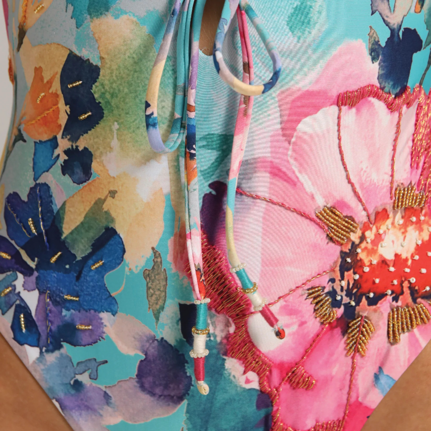 Fato de Banho Artisanal Flowers com Decote Profundo – Cosita Linda em estampa floral colorida detalhada