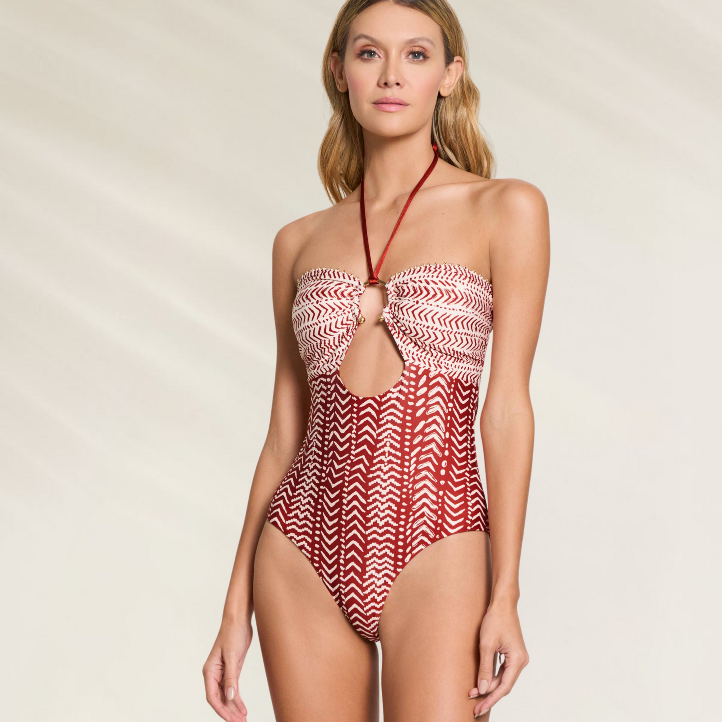 Fato de Banho Reversível com Detalhes Artesanais Cosita Linda em padrão vermelho e branco modelo tomara que caia