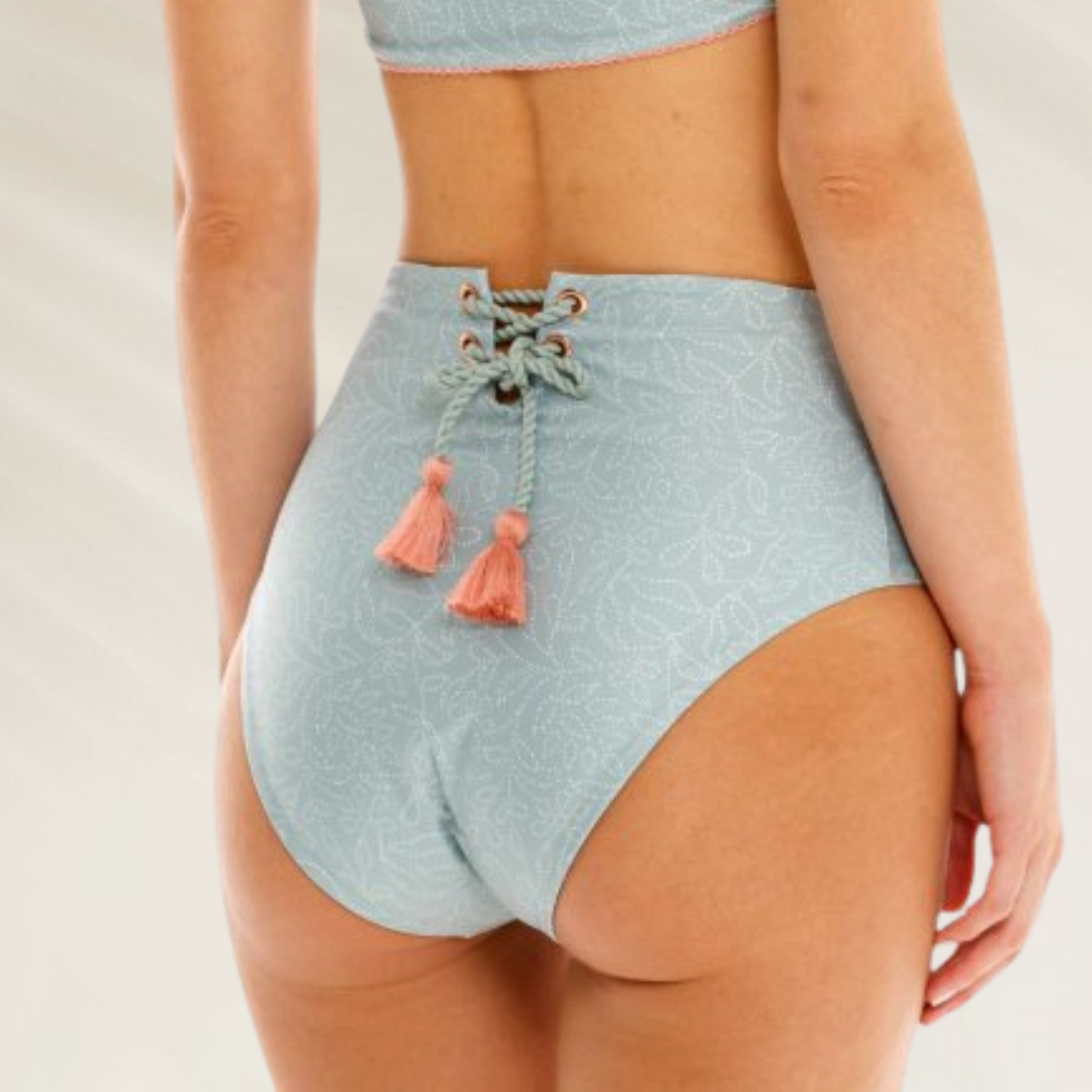 Cueca Alta Bordada com Cordão e Missangas Artesanais em tom azul claro com detalhes em rosa