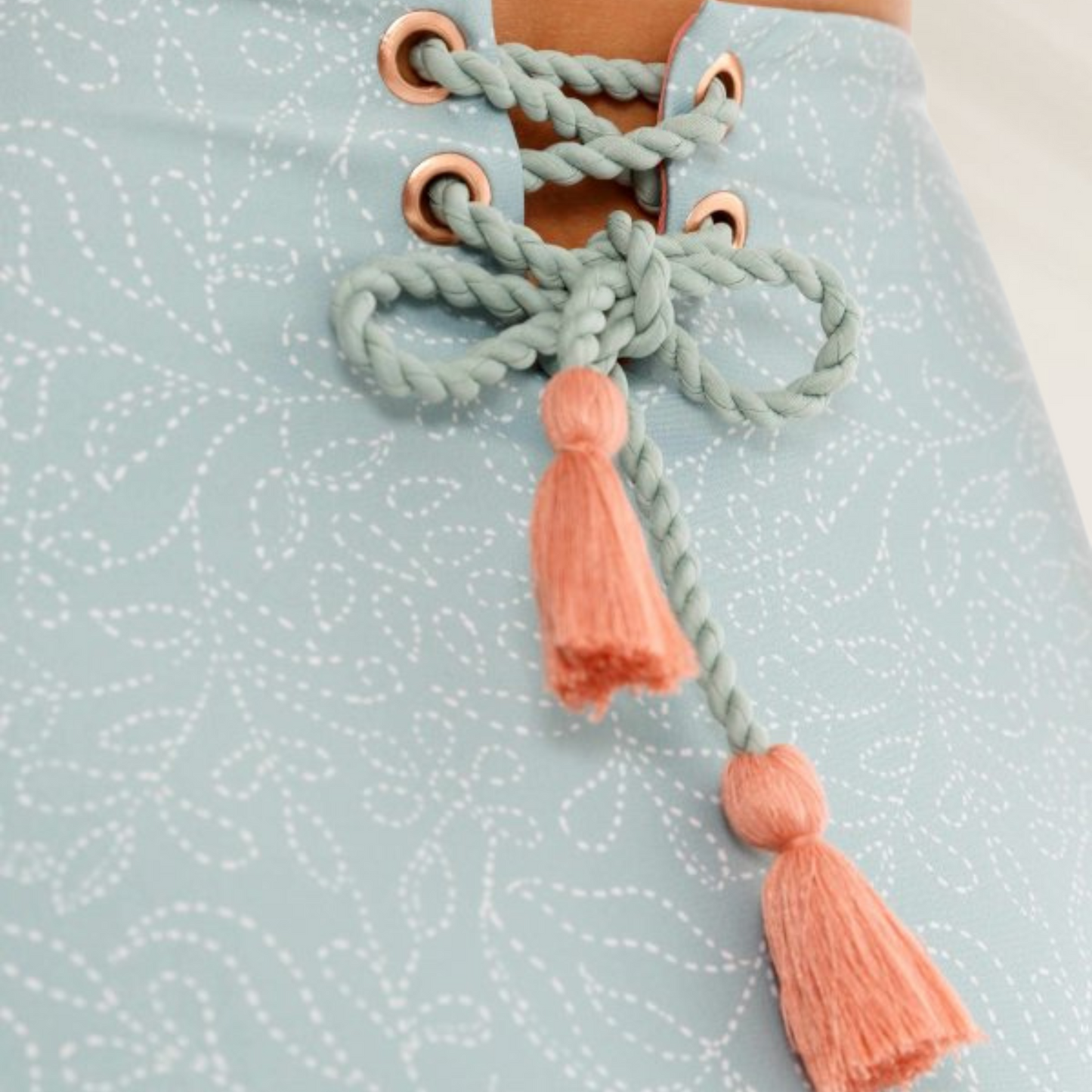 Detalhe da Cueca Alta Bordada com Cordão e Missangas Artesanais da Cosita Linda com laços e franjas