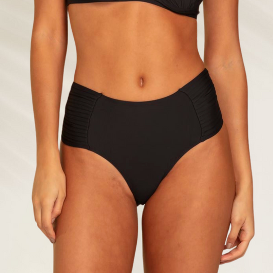Cueca alta media Rivanna em preto com detalhe de franzido para conforto e estilo na praia