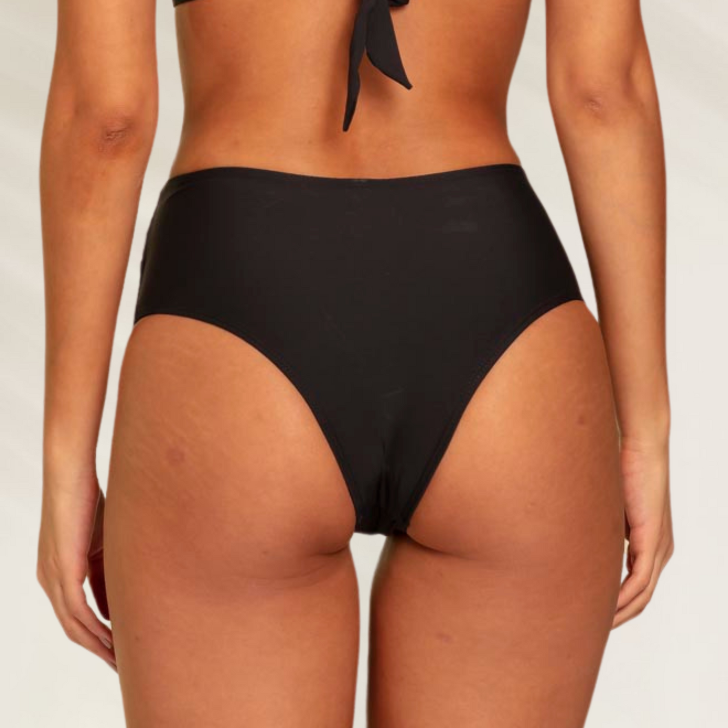 Cueca alta media Rivanna em preto, perfeita para conforto e estilo na praia ou piscina