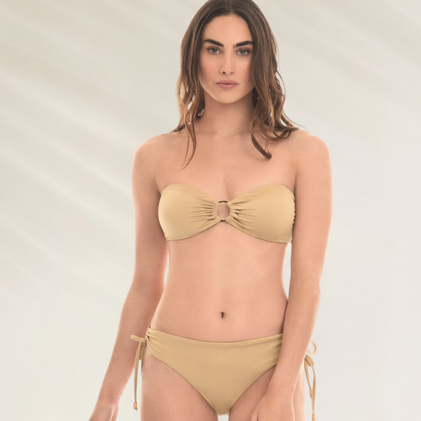 Mulher vestindo cueca de biquini nude com lacinhos laterais da cueca Cheeky Nude com Lacinhos Laterais Mystical