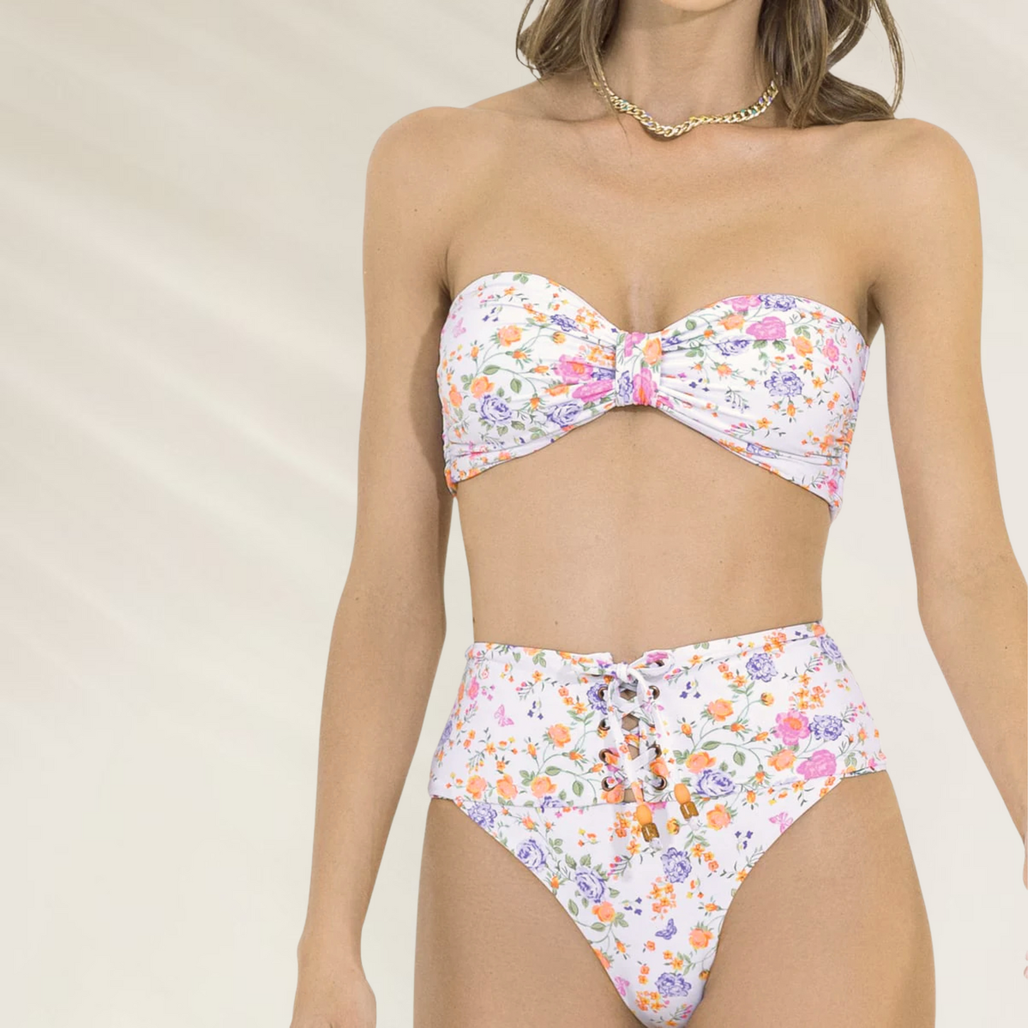 Cueca Cintura Subida de padrão floral Reversível da Maaji em biquíni branco com flores coloridas