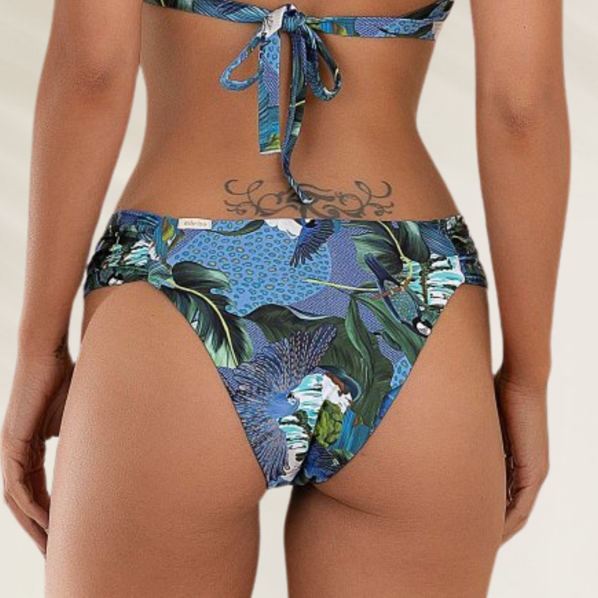 Cueca Corte médio com Drapeado da Debrisa em estampa tropical vibrante, ideal para praia