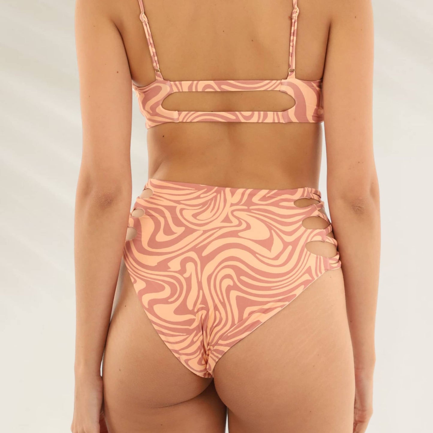 Cueca Estampada de Cintura Alta em tons de rosa com recortes laterais para um visual moderno