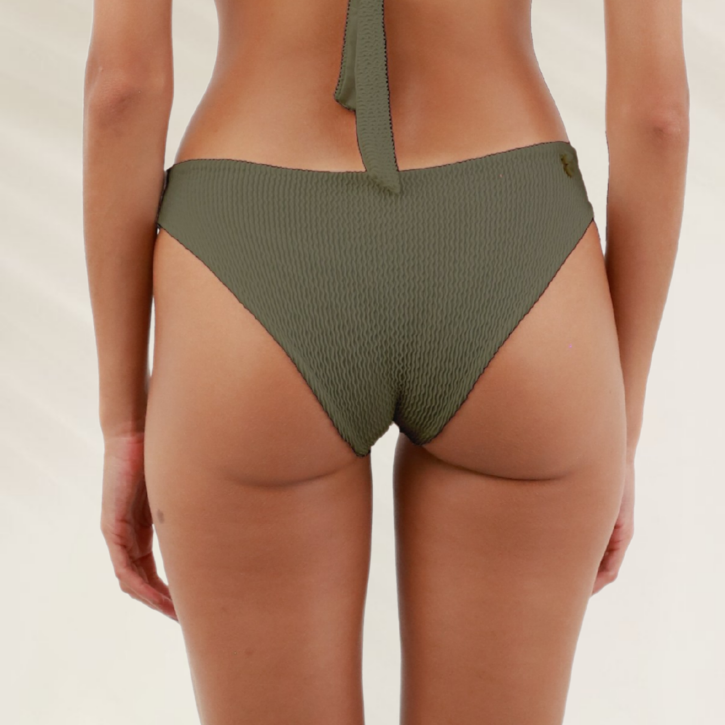 Cueca Malai Texturada com Corte Medio em tom verde, ideal para estilo de praia e conforto.