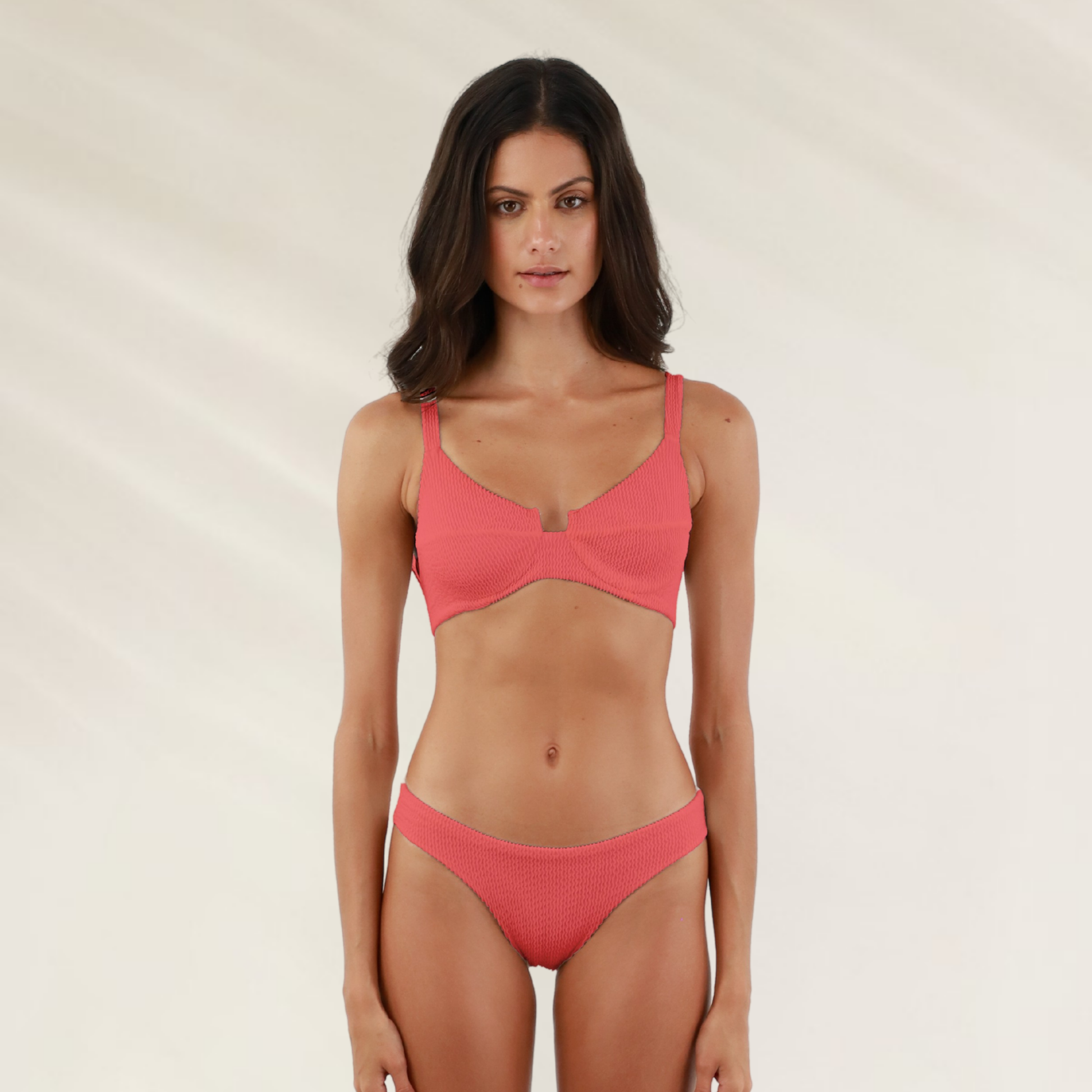 Cueca Malai Texturada com Corte Medio em tom de coral, ideal para praias e piscina.