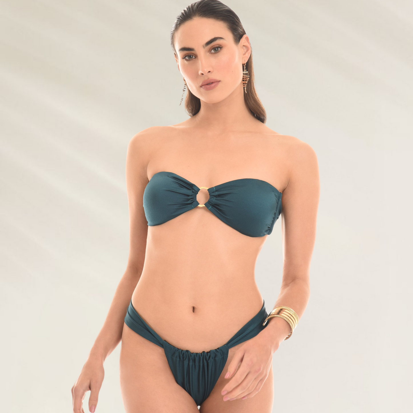 Modelo usando cueca Mystical com Efeito Franzido em tom verde escuro para praia