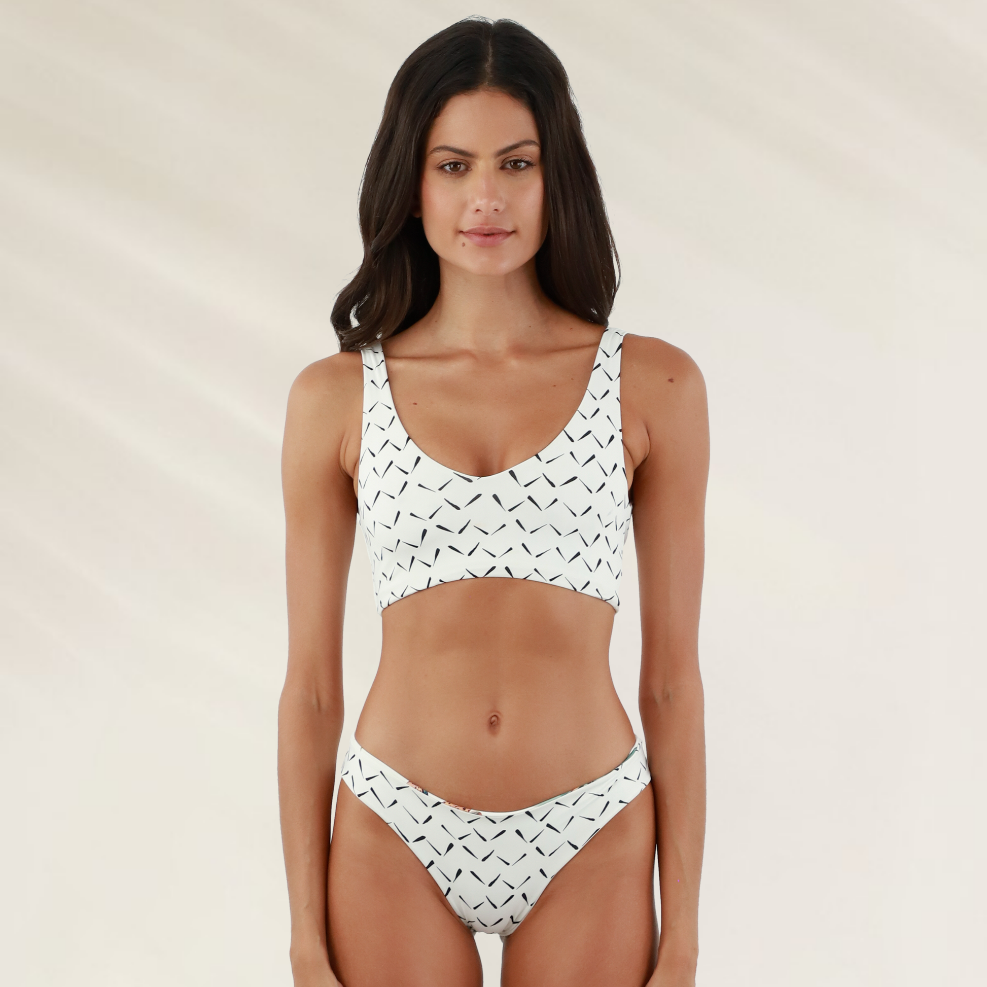 Cueca reversivel Malai de corte medio e floral, ideal para praia e piscina com estampa moderna.