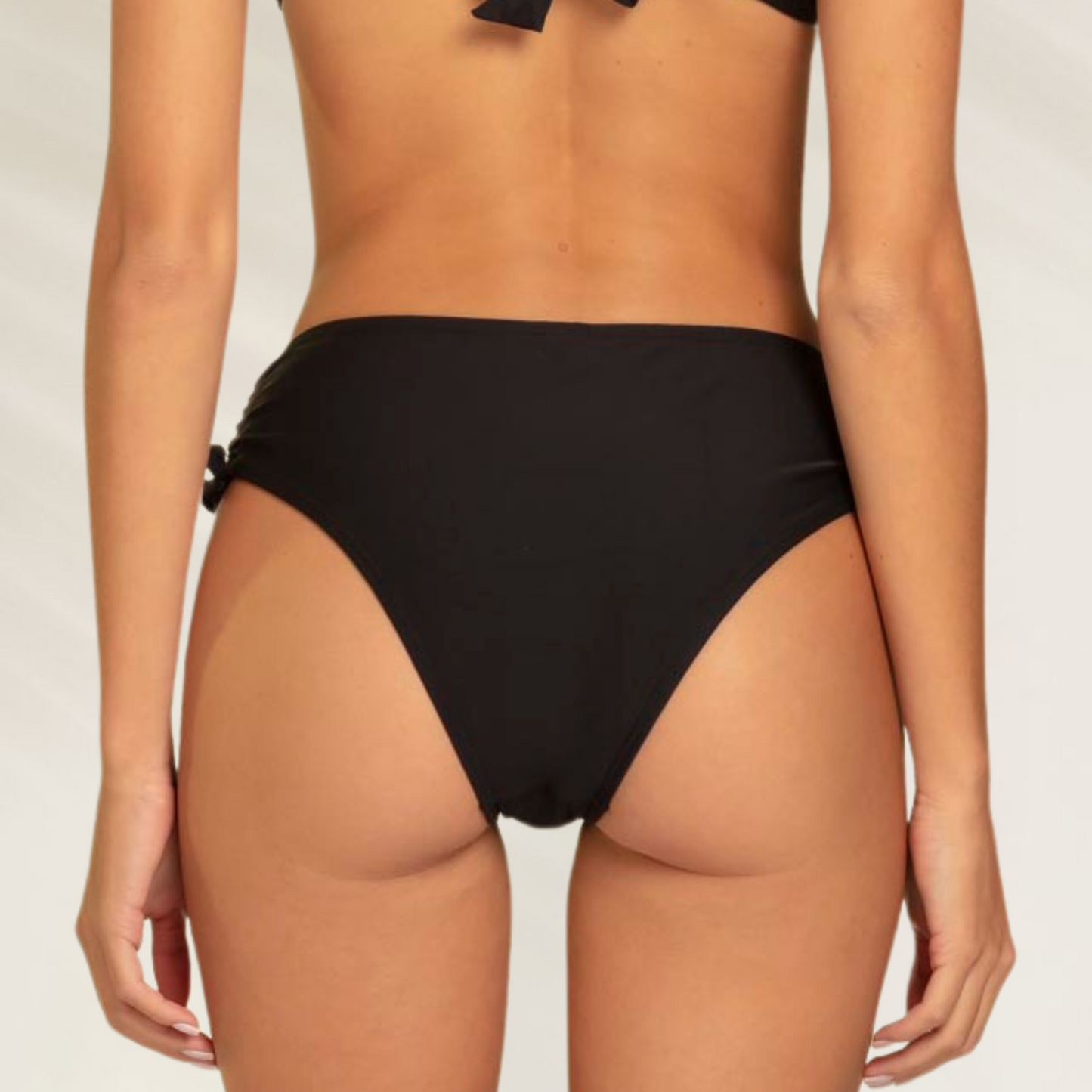 Cueca semi-alta Rivanna com ajuste lateral em preto, ideal para beachwear elegante e confortável.